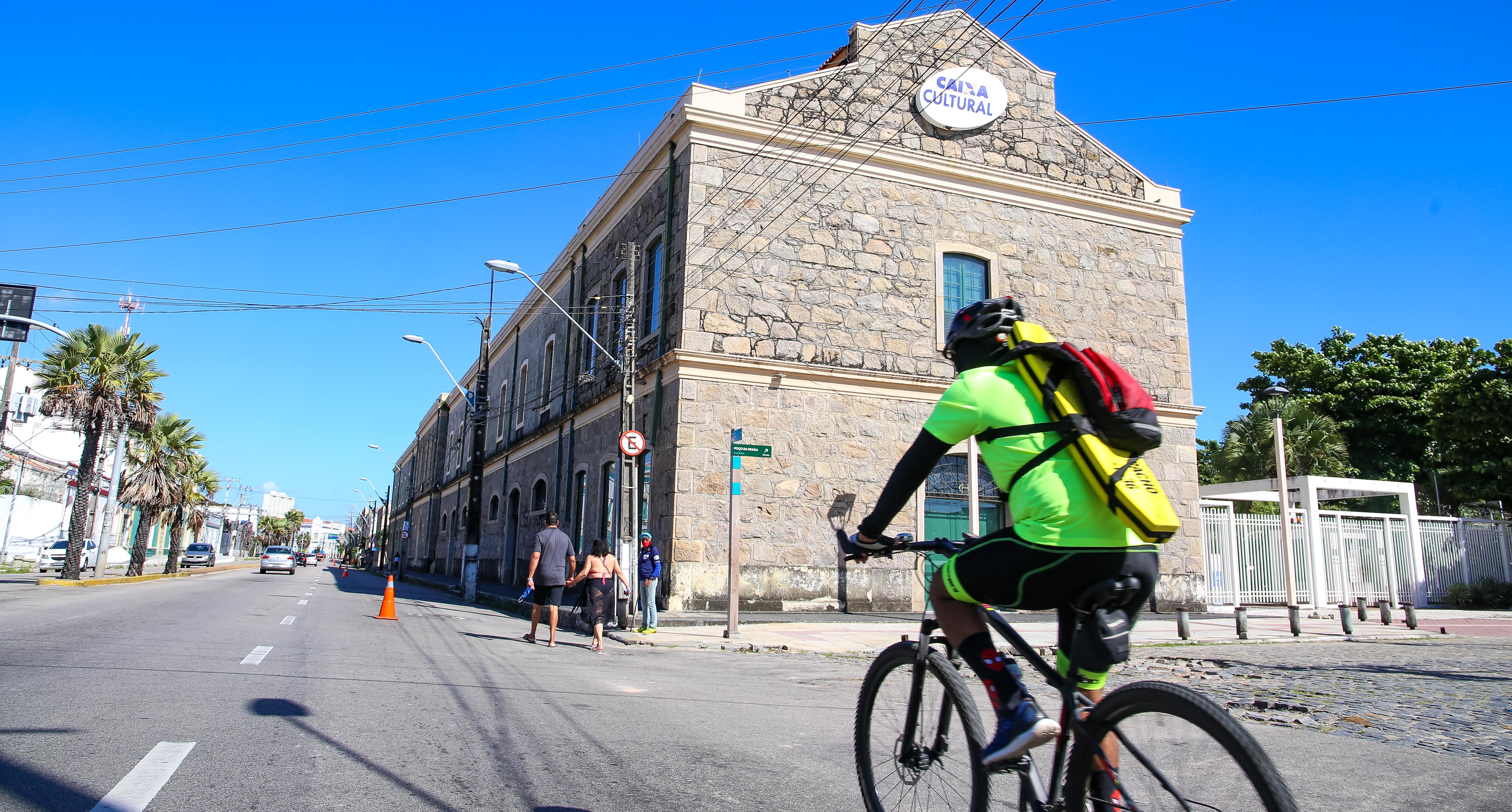 ciclista passando em frente ao prédio da Caixa Cultura